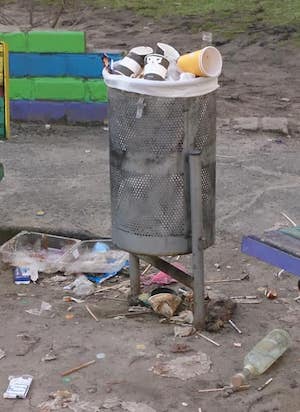 Свежие новости: «Горы мусора, осколки и шприцы», — николаевцы пожаловались на состояние детской площадки