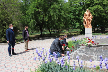 Свежие новости: Протягом двох днів 8 та 9 травня вознесенці покладали квіти до пам’ятних знаків Другої світової війни