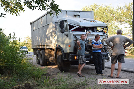 Свежие новости: Под Николаевом КамАЗ с прицепом врезался в дерево