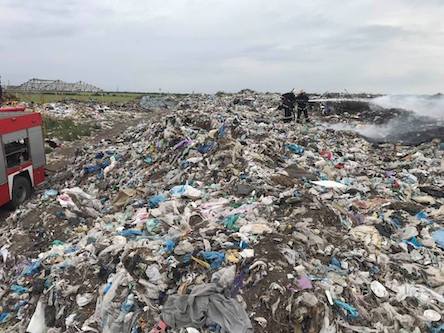 Фото новости: У Вознесенському районі триває ліквідація пожежі на сміттєзвалищі Свежие новости: У Вознесенському районі триває ліквідація пожежі на сміттєзвалищі