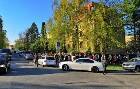 Свежие новости: В Праге украинцы выстроились в очередь до открытия избирательного участка