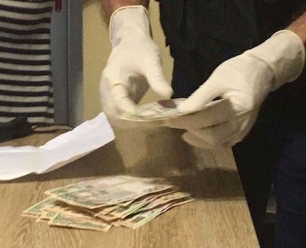 Свежие новости: Инспектор-«трудовик» попалась на взятке в тысячу долларов