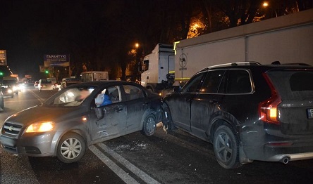 Свежие новости: Возле «Зари» столкнулись три автомобиля — образовалась большая пробка