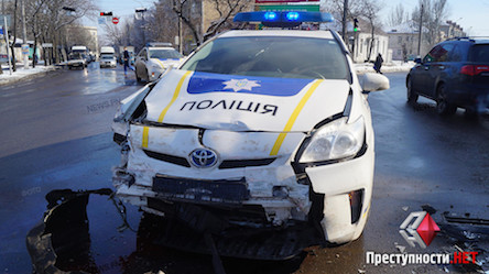 Свежие новости: В Николаеве произошло ДТП с участием патрульного «Toyota Prius» и «Nissan Tiida»