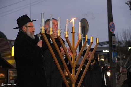 Свежие новости: В Николаеве еврейская община зажгла первые свечи Хануки