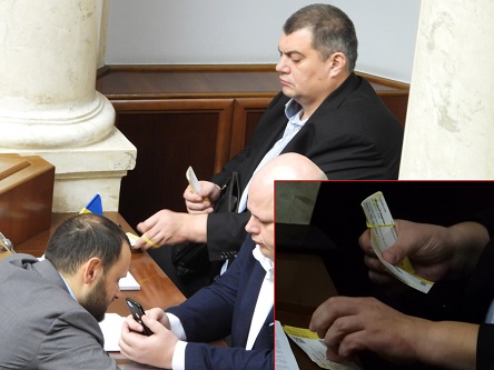 Свежие новости: ФОТО: «Юзик» в Раде раздавал билеты на концерт «Вечернего квартала»