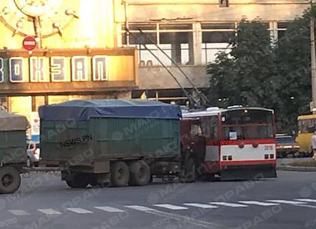 Свежие новости: В Николаеве «КамАЗ» въехал в троллейбус