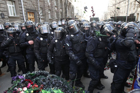 Свежие новости: В Киеве протестующие обложили кордон силовиков похоронными венками