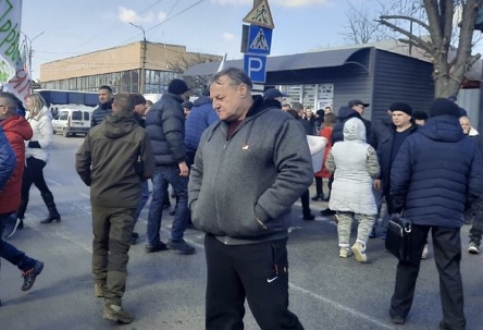 Фото новости: «Нахрен нам такой губернатор», - выступление активиста на митинге в Первомайске о том, как Стадник «прячется от людей» Свежие новости: «Нахрен нам такой губернатор», - выступление активиста на митинге в Первомайске о том, как Стадник «прячется от людей»