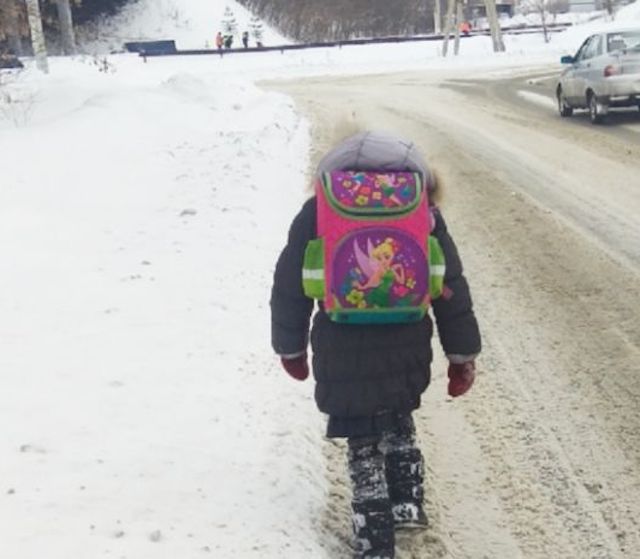 Свежие новости: «Дети идут в школу по проезжей части», — жители Матвеевки три года просят отремонтировать тротуар