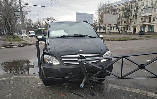 Свежие новости: За рулем Mercedes, который попал в ДТП в центре Николаева, был депутат облсовета Садридинов