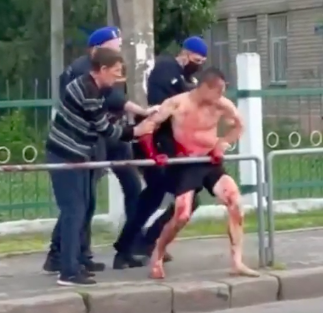 Фото новости: В Николаеве мужчина бросался на медиков и на Нацгвардию и бился головой об асфальт Свежие новости: В Николаеве мужчина бросался на медиков и на Нацгвардию и бился головой об асфальт