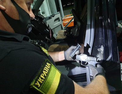 Свежие новости: На пограничной паромной переправе в Одесской области в машине обнаружили пистолет