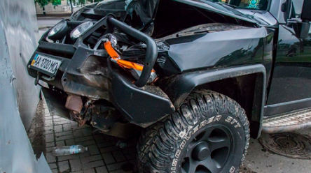 Свежие новости: ДТП в Киеве: пьяный водитель сбежал с места аварии, оставив в машине жену и детей