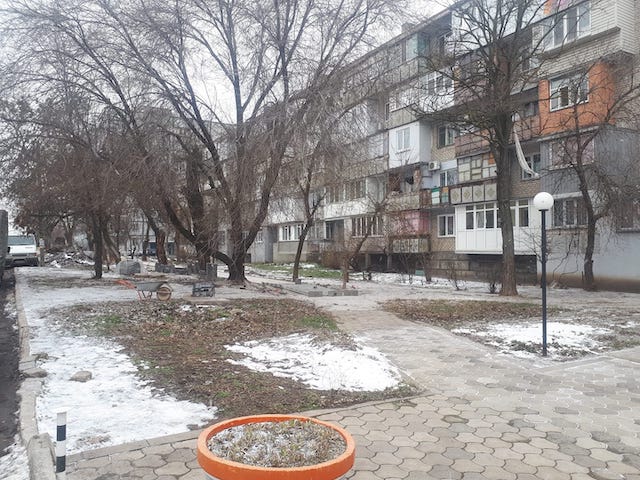 Свежие новости: Несмотря на снег и мороз, в Николаеве укладывают тротуарную плитку