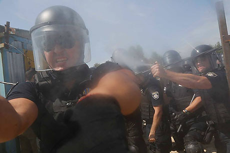 Свежие новости: В Киеве полицейский распылил газ в лицо журналисту