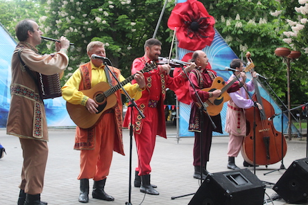 Свежие новости: “Миру – бути”: у Каштановому сквері гучно та яскраво відсвяткували День Перемоги