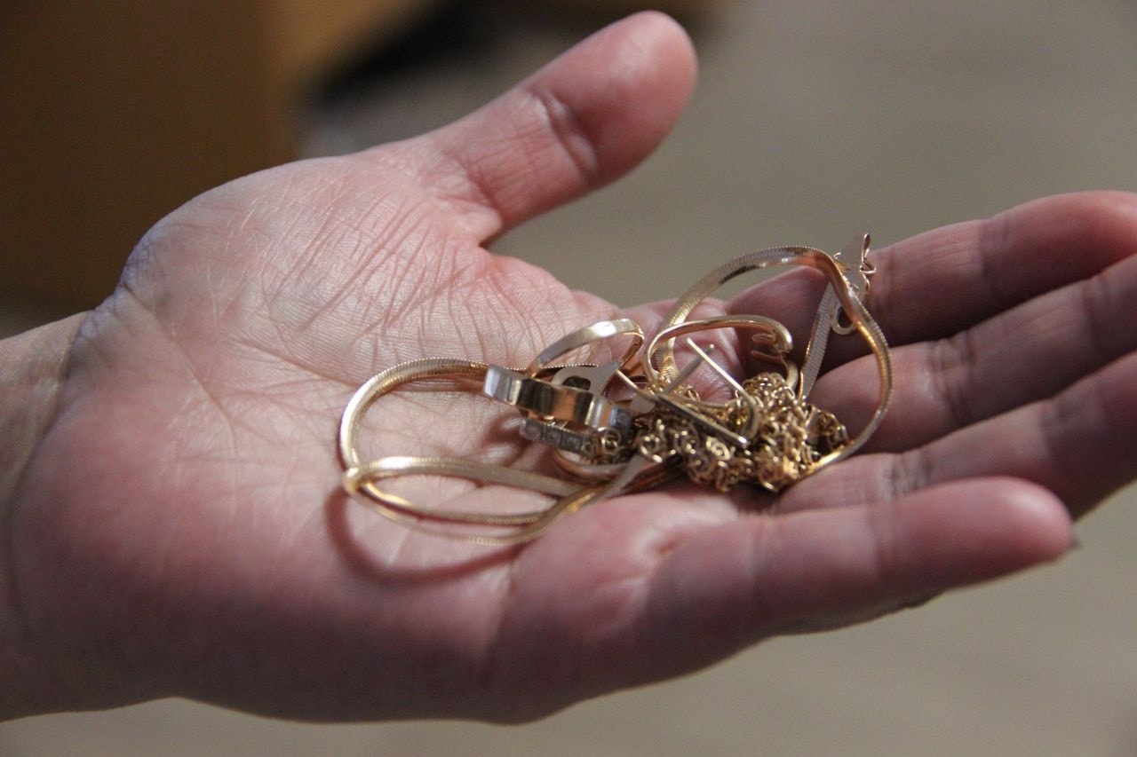 Фото новости: У бывшего руководителя Николаевского областного центра занятости украли драгоценности почти на 100 тыс.грн. Свежие новости: У бывшего руководителя Николаевского областного центра занятости украли драгоценности почти на 100 тыс.грн.