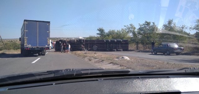 Фото новости: На трассе под Николаевом перевернулся зерновоз: дорога перекрыта Свежие новости: На трассе под Николаевом перевернулся зерновоз: дорога перекрыта