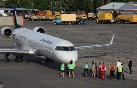 Свежие новости: Аэропорт в Одессе эвакуируют из-за анонимного звонка о минировании
