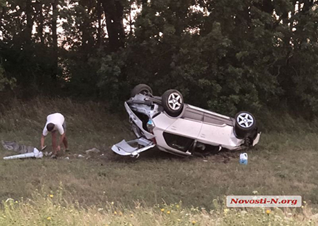 Фото новости: Под Николаевом автомобиль слетел в кювет, объезжая яму на дороге — травмирован водитель Свежие новости: Под Николаевом автомобиль слетел в кювет, объезжая яму на дороге — травмирован водитель