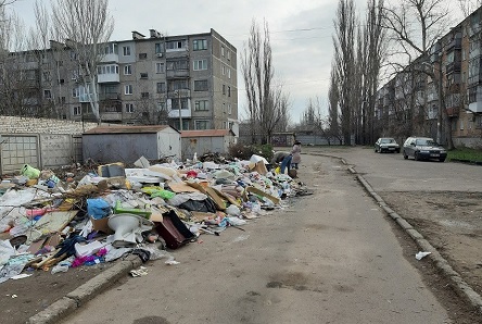 Свежие новости: В Николаеве на мужчину, который выбрасывал мусор на улицу, составили админпротокол