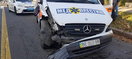 Свежие новости: В центре Николаева столкнулись «скорая помощь» и Opel: движение затруднено