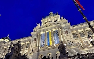 Свежие новости: У Празі оштрафували 14 людей за спробу зірвати прапор України