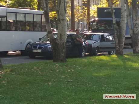 Свежие новости: В центре Николаева «Лада» протаранила «БМВ»: образовалась пробка