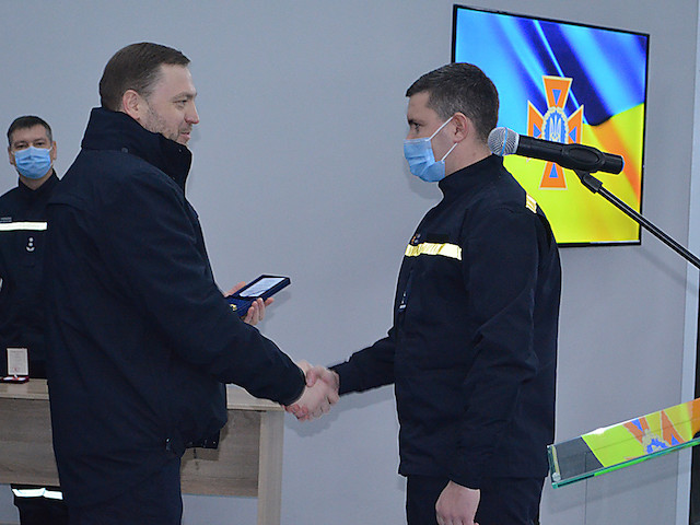 Фото новости: Глава МВД наградил двоих николаевских спасателей за ликвидацию последствий взрыва в Новой Одессе Свежие новости: Глава МВД наградил двоих николаевских спасателей за ликвидацию последствий взрыва в Новой Одессе