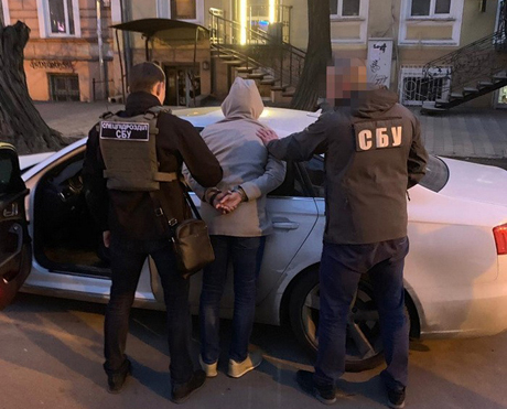 Фото новости: Таможенник Одесской области брал взятки за растаможку  Свежие новости: Таможенник Одесской области брал взятки за растаможку