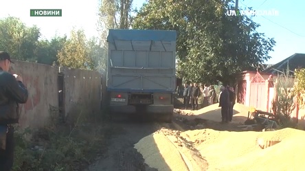 Свежие новости: В Николаеве три грузовика провалились в дренажную систему и порвали водопровод