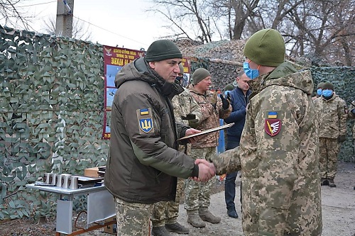 Свежие новости: Командующий Объединенными силами наградил николаевских десантников, несущих службу на фронте