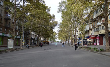 Свежие новости: В центре Николаева произошла драка между мужчиной и патрульным, который регулировал движение