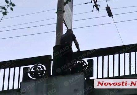 Свежие новости: ВИДЕО: В Николаеве мужчина пытался прыгнуть с моста из-за несчастной любви