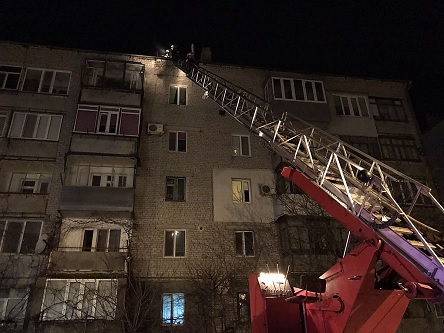 Свежие новости: ФОТО: Вчера в Вознесенке из-за пожара крыши жилой пятиэтажки спасателям пришлось эвакуировать 20 человек