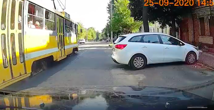 Свежие новости: Видео: В Николаеве трамвай сошел с рельсов