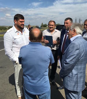 Свежие новости: ВИДЕО: «Дорлидер» и Служба автодорог получили «пистон» от Савченко за медленный ремонт трассы на Снигиревку