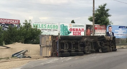 Свежие новости: В центре Первомайска перевернулся зерновоз
