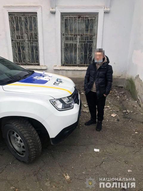 Свежие новости: В Николаеве возле лицея полицейские задержали мужчину с наркотиками