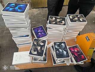 Свежие новости: Митники вилучили у водія автобусу 111 контрабандних MacBook та iPad Air
