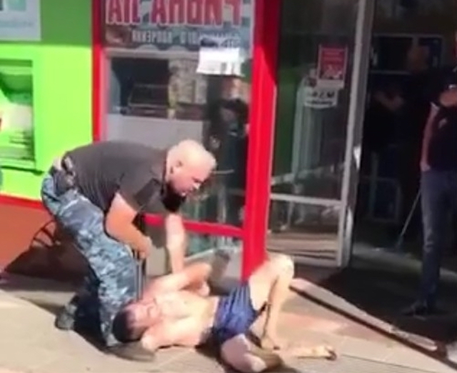 Свежие новости: В Николаеве полуголый парень бегал по супермаркету, размахивая кирпичами — его «скрутили»