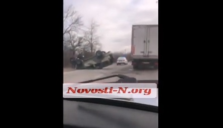 Свежие новости: ВИДЕО: Под Южноукраинском после столкновения с «десяткой» перевернулся военный джип