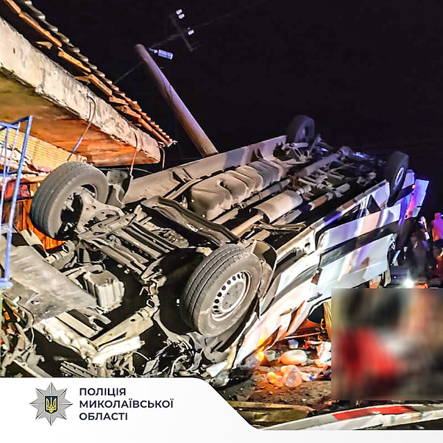 Свежие новости: На Миколаївщині перекинувся пасажирський мікроавтобус: є загиблі та постраждалі діти