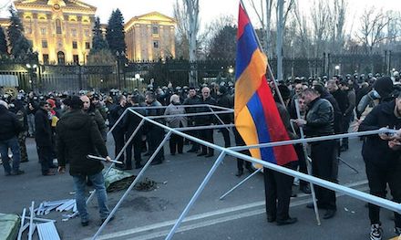 Фото новости: В Ереване полностью заблокирован прилегающий к парламенту проспект Свежие новости: В Ереване полностью заблокирован прилегающий к парламенту проспект