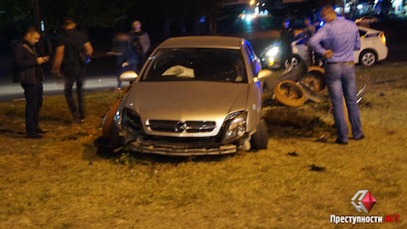 Свежие новости: В Николаеве автомобиль с пьяными пассажирами «влетел» в клумбу на кольце – водитель убежал