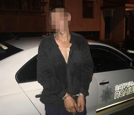 Свежие новости: Николаевские патрульные задержали мужчину, который воровал зеркала от авто