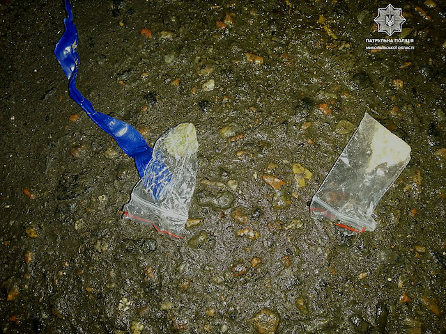 Свежие новости: В Николаеве патрульные ночью задержали двух мужчин с наркотиками