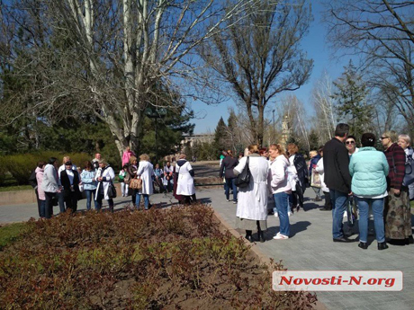 Свежие новости: Под Николаевской ОГА собрались врачи детской «инфекционки», которую закрывают