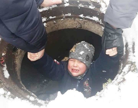 Свежие новости: В Николаеве ребенок упал в люк и получил травму головы